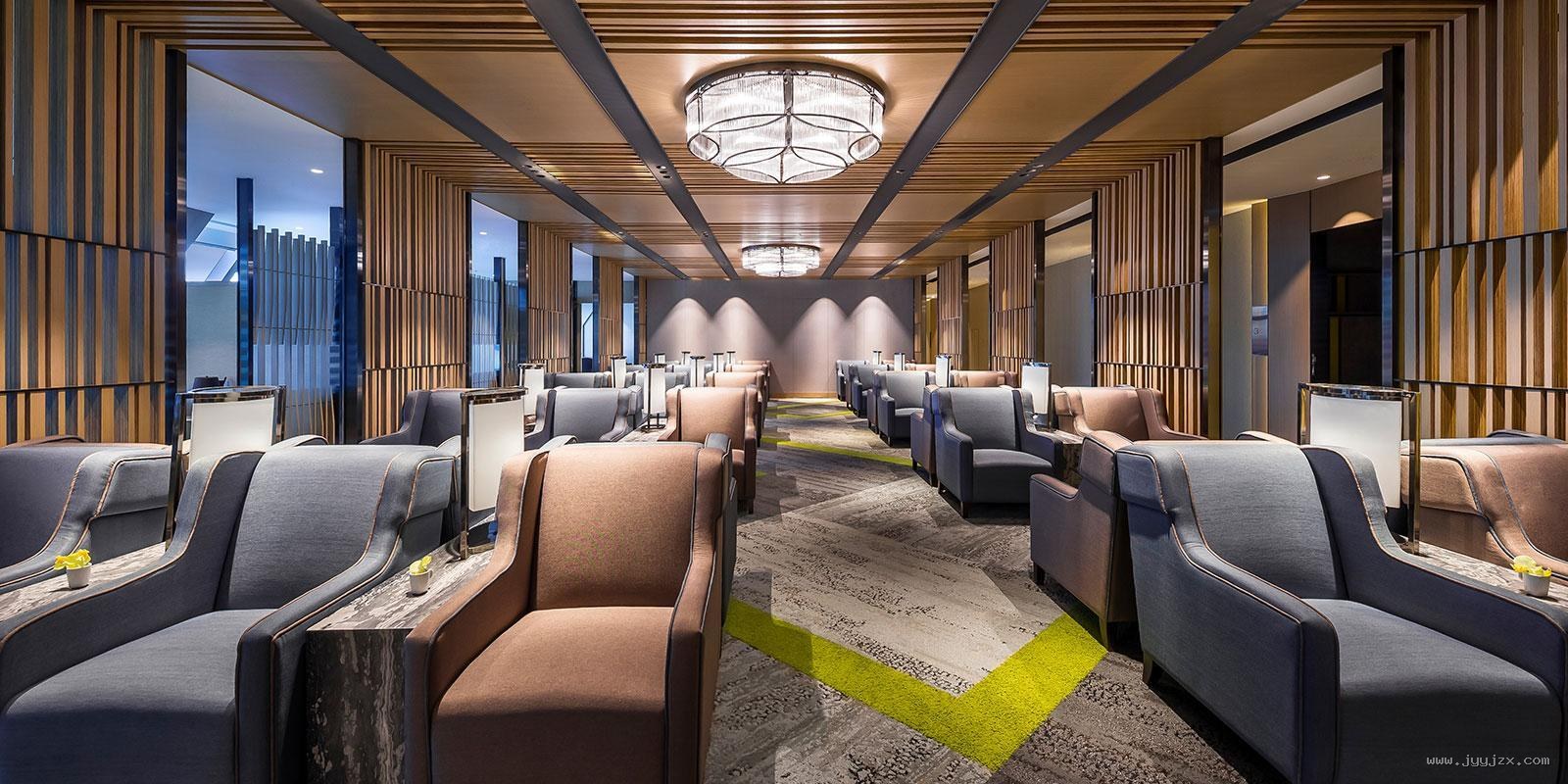 黄金礼遇贵宾休息区，宽敞明亮的休憩空间与舒适沙发座椅。